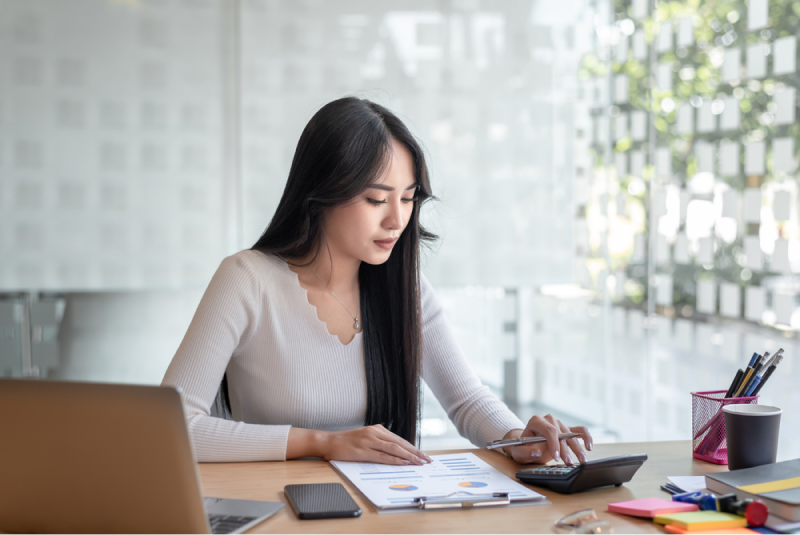 asian woman accountant