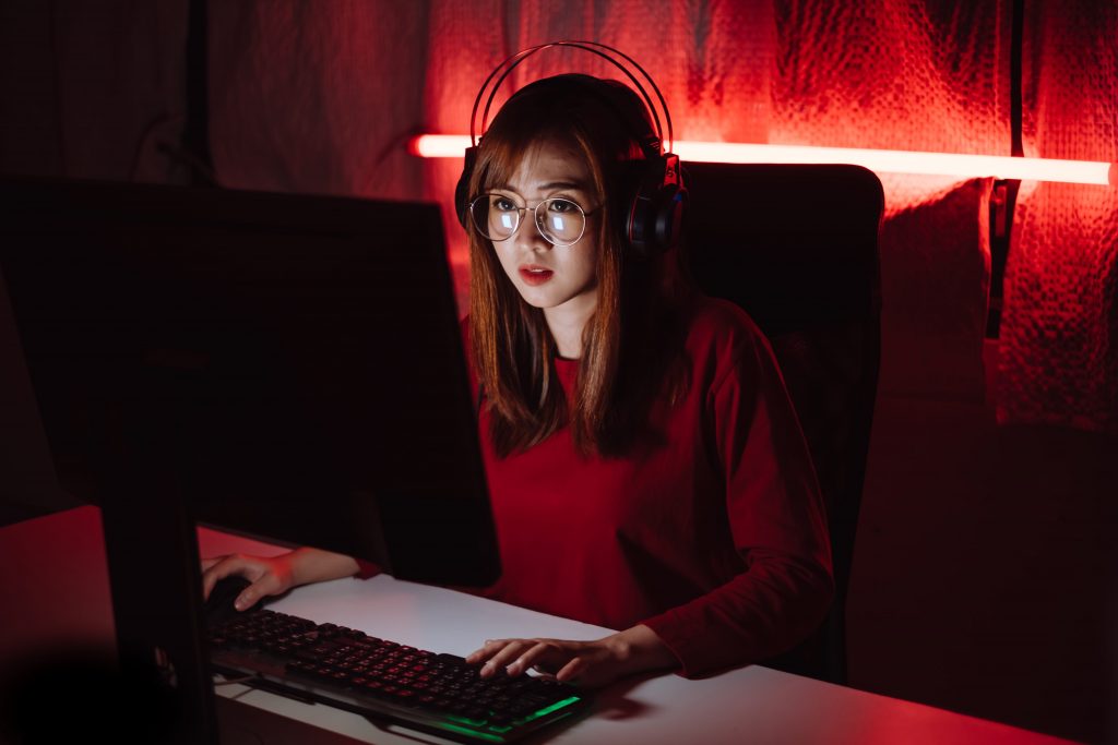an esport major checking a game