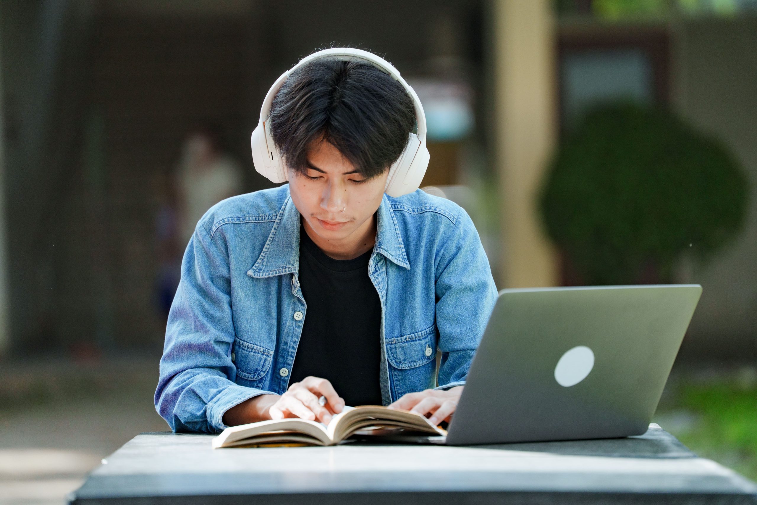 an ofw attending online class