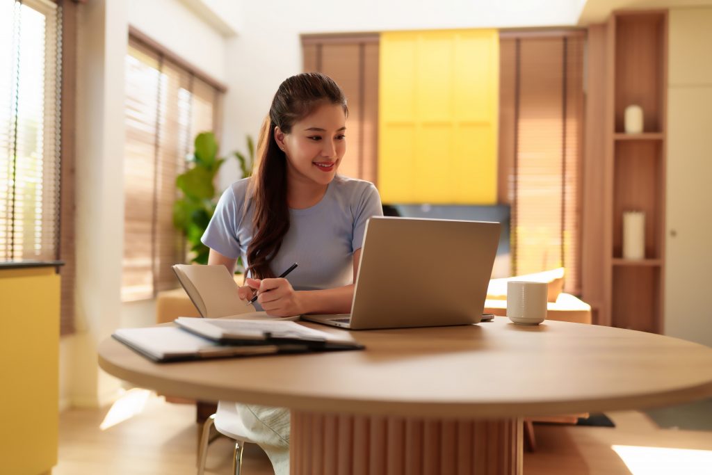 an online student using her laptop