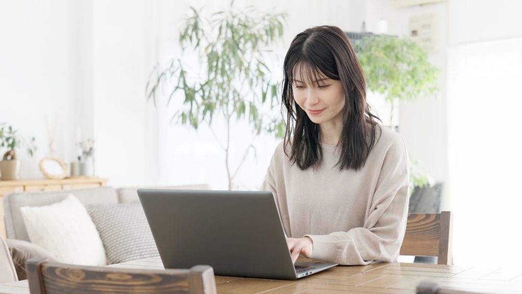 a copy writer using her laptop